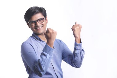 mutlu genç Hintli adam