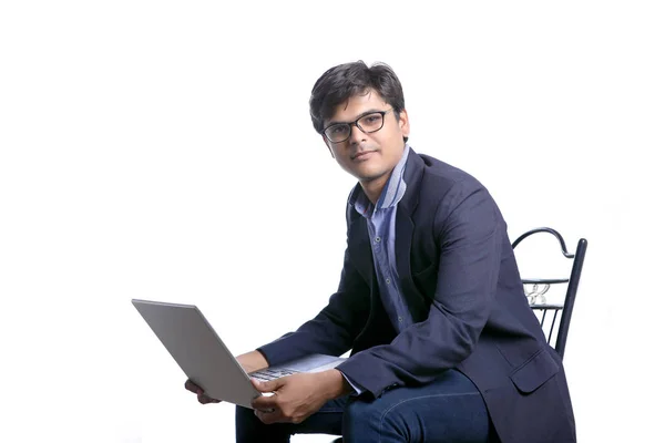 Индийский Человек Работает Ноутбуке — стоковое фото