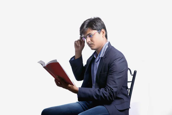Mladý Indián Oblek Knihou — Stock fotografie