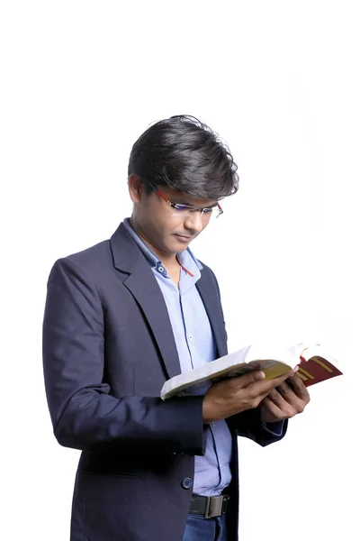 Junge Indische Anzug Mit Buch — Stockfoto