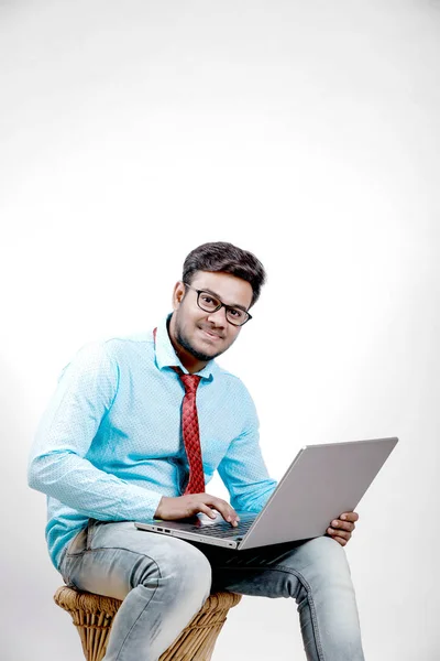 Молодой Индийский Мужчина Используя Ноутбук — стоковое фото