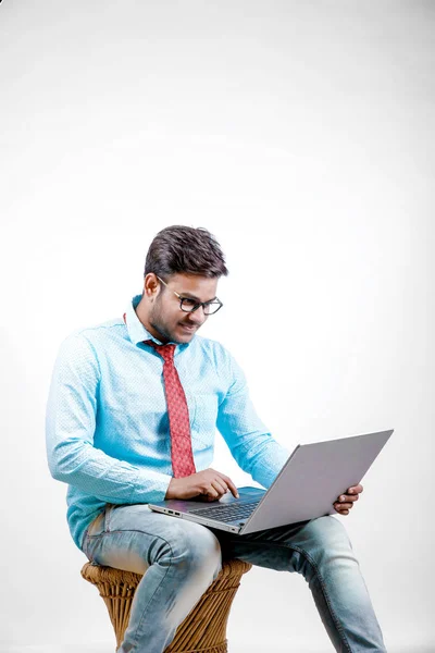Mladý Indický Muž Pomocí Přenosného Počítače — Stock fotografie