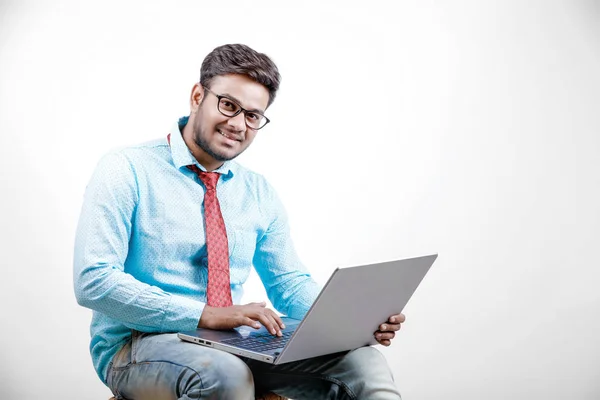 年轻的印度男性使用笔记本电脑 — 图库照片
