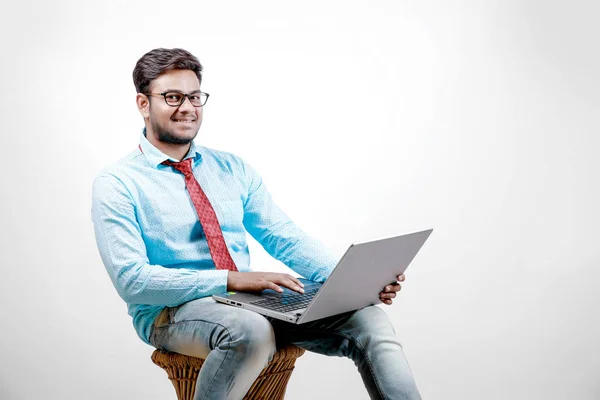 年轻的印度男性使用笔记本电脑 — 图库照片