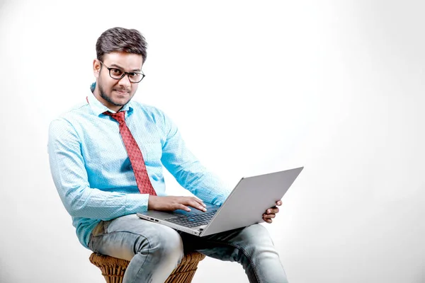 Dizüstü Bilgisayar Kullanan Genç Hintli Erkek — Stok fotoğraf