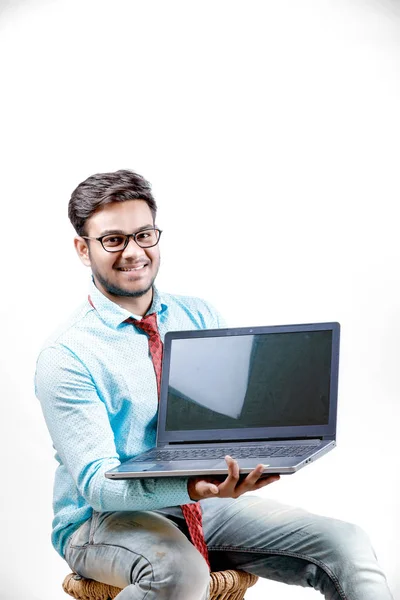 若いインドのビジネスマン表示ノート パソコンの画面 — ストック写真