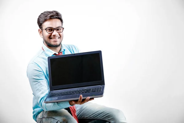 Genç Hintli Işadamı Gösteren Dizüstü Bilgisayar Monitörü — Stok fotoğraf