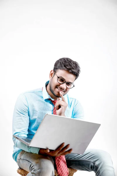 Dizüstü Bilgisayar Kullanan Genç Hintli Erkek — Stok fotoğraf