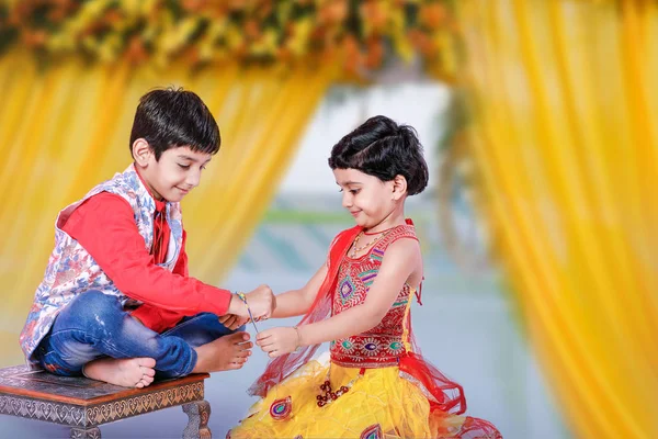 Irmão Indiano Bonito Irmã Celebrando Raksha Bandhan Festival — Fotografia de Stock