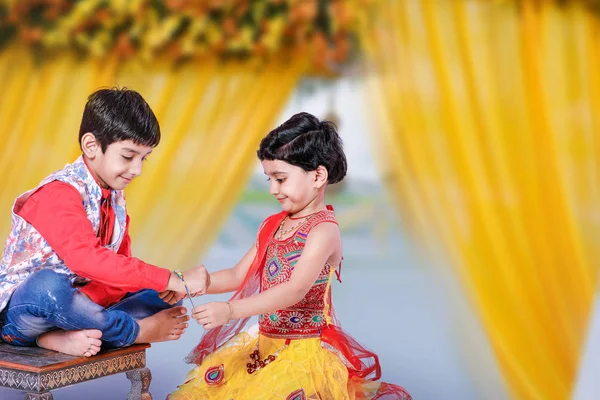 Χαριτωμένο Ινδική Αδελφός Και Αδελφή Γιορτάζει Raksha Bandhan Φεστιβάλ — Φωτογραφία Αρχείου