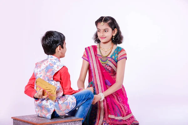 Χαριτωμένο Ινδική Αδελφός Και Αδελφή Γιορτάζει Raksha Bandhan Φεστιβάλ — Φωτογραφία Αρχείου