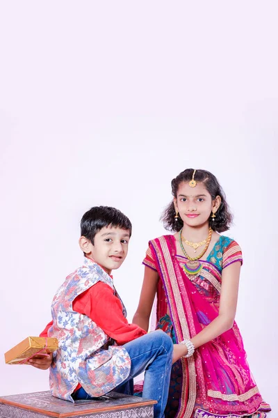 Irmão Indiano Bonito Irmã Celebrando Raksha Bandhan Festival — Fotografia de Stock