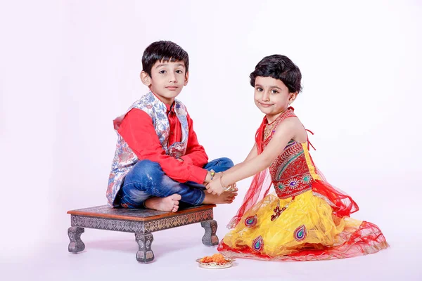 Söt Indisk Bror Och Syster Firar Raksha Bandhan Festival — Stockfoto