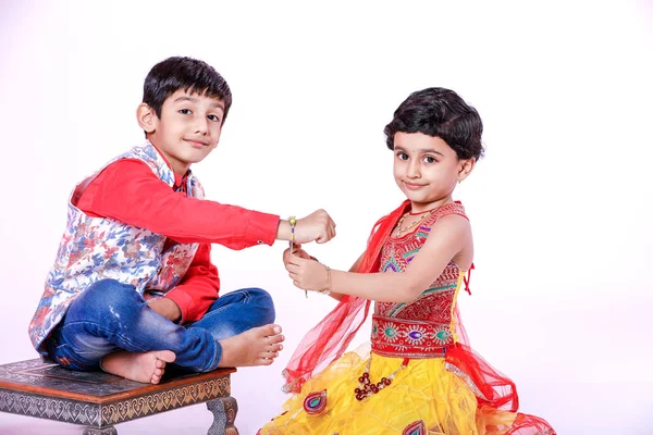 귀여운 형제와 Raksha Bandhan 축제를 — 스톡 사진