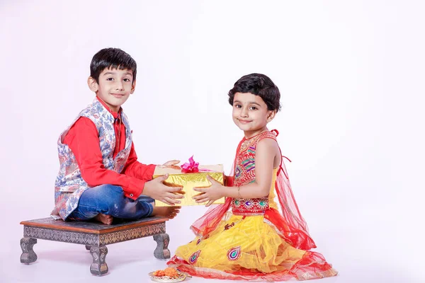 Söt Indisk Bror Och Syster Firar Raksha Bandhan Festival — Stockfoto