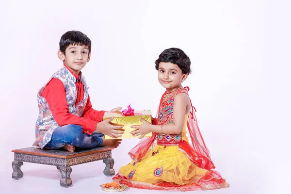 Söt Indisk Bror Och Syster Firar Raksha Bandhan Festival — Stockfoto