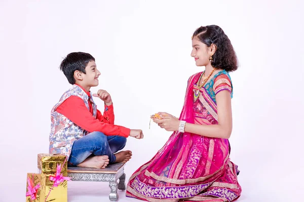 Ładny Indian Brat Siostra Obchodzi Raksha Bandhan Festiwal — Zdjęcie stockowe