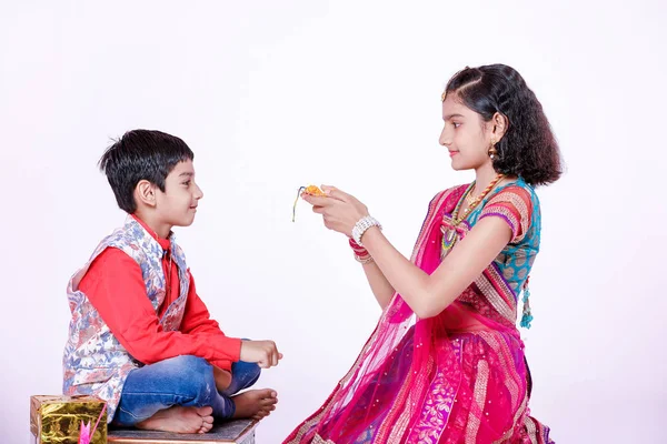 Ładny Indian Brat Siostra Obchodzi Raksha Bandhan Festiwal — Zdjęcie stockowe