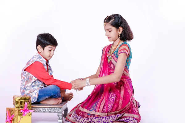 Schattig Indiase Broer Zus Raksha Bandhan Festival Vieren — Stockfoto