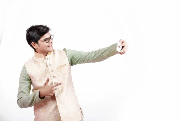 Młody Człowiek Indian Biorąc Selfie Mobile — Zdjęcie stockowe