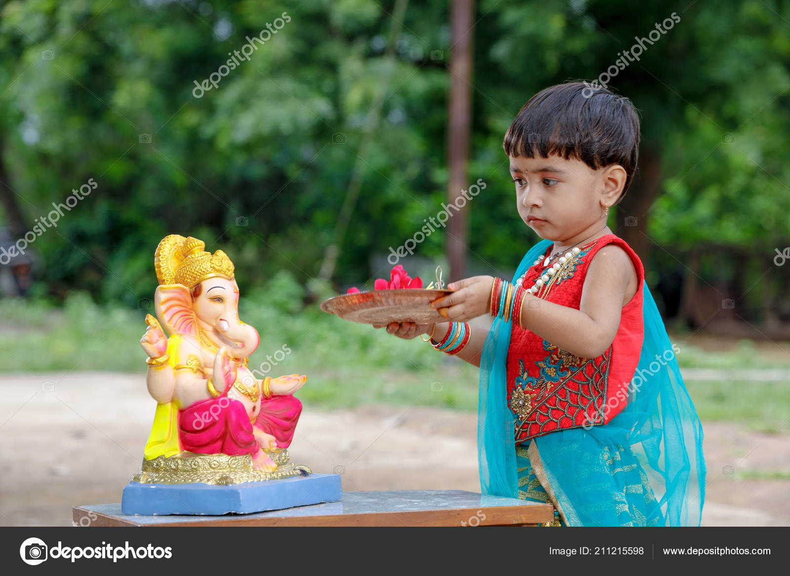 インド 幼女 インド幼女児主ガネーシャと祈りは インドのガネーシャ祭 — ストック写真 © adsniks@gmail.com #211215598