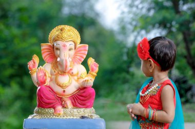 Küçük Hintli kız çocuk lord ganesha ve dua eden, Hint ganesh Festivali