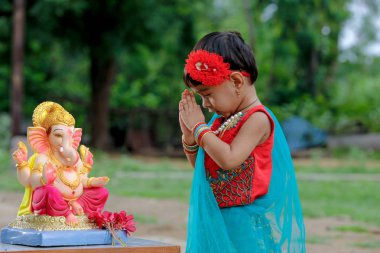 Küçük Hintli kız çocuk lord ganesha ve dua eden, Hint ganesh Festivali