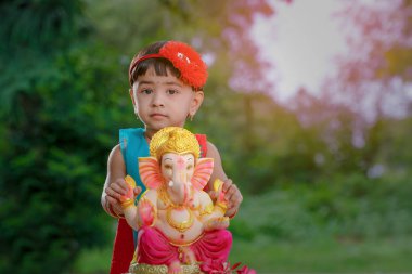 Küçük Hintli kız çocuk lord ganesha ve dua eden, Hint ganesh Festivali