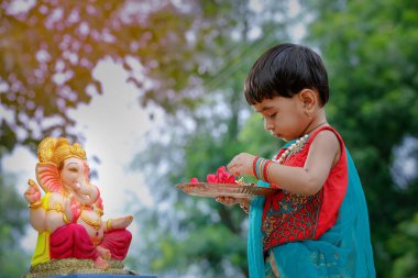 Küçük Hintli kız çocuk lord ganesha ve dua eden, Hint ganesh Festivali