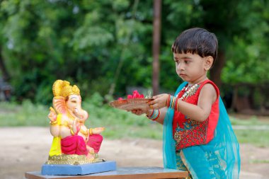 Küçük Hintli kız çocuk lord ganesha ve dua eden, Hint ganesh Festivali
