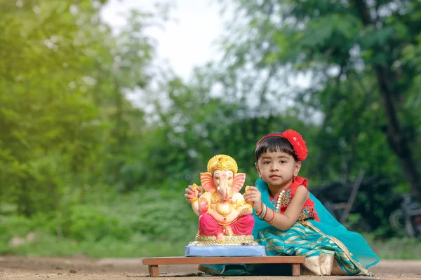 Little Indian Girl Child Lord Ganesha Praying Indian Ganesh Festival – stockfoto