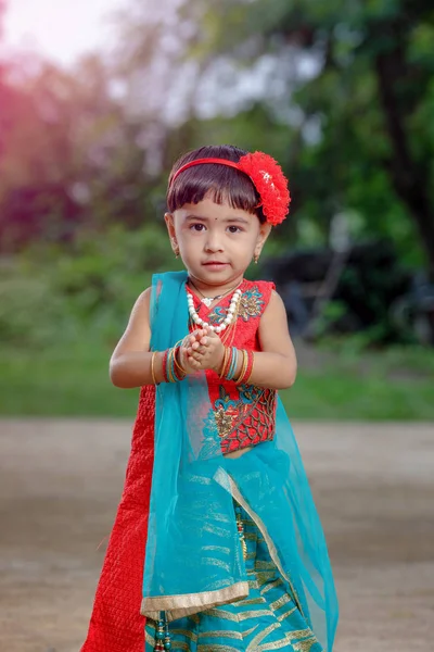 Menina Indiana Bonitinha Desgaste Tradicional — Fotografia de Stock