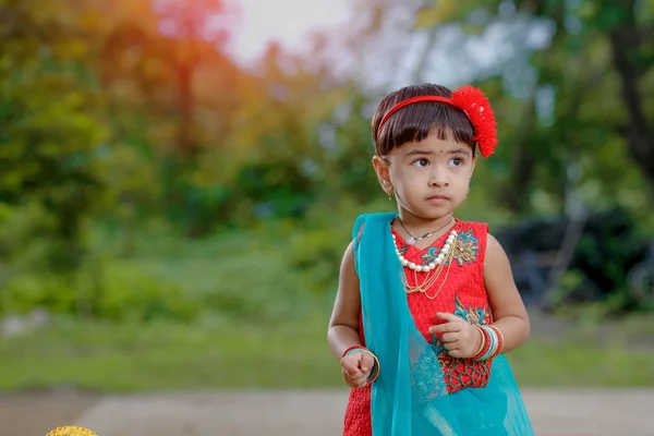 Χαριτωμένο Ινδική Κοριτσάκι Την Παραδοσιακή Ένδυση — Φωτογραφία Αρχείου