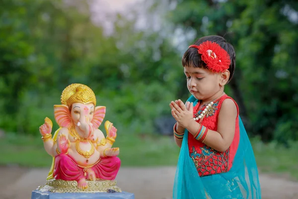 Indiase Meisje Kind Met Lord Ganesha Bidden Indiase Ganesh Festival — Stockfoto