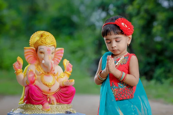 Little Indian Girl Child Lord Ganesha Praying Indian Ganesh Festival — kuvapankkivalokuva