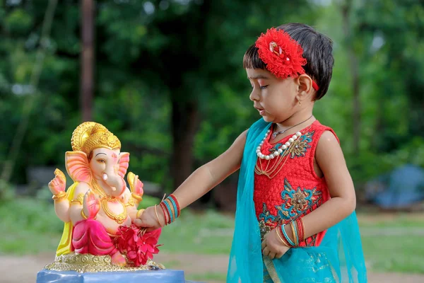 Indiase Meisje Kind Met Lord Ganesha Bidden Indiase Ganesh Festival — Stockfoto