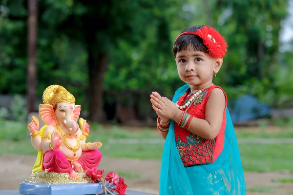 Indiase Meisje Kind Met Lord Ganesha Bidden Indiase Ganesh Festival — Stockfoto