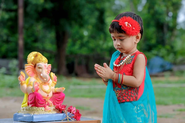 Lite Indisk Flicka Barn Med Lord Ganesha Och Bedjande Indisk — Stockfoto