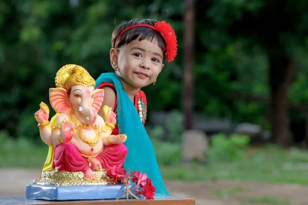 Індійська Дівчинка Дитини Ганеши Молиться Індійський Фестиваль Ганеш — стокове фото