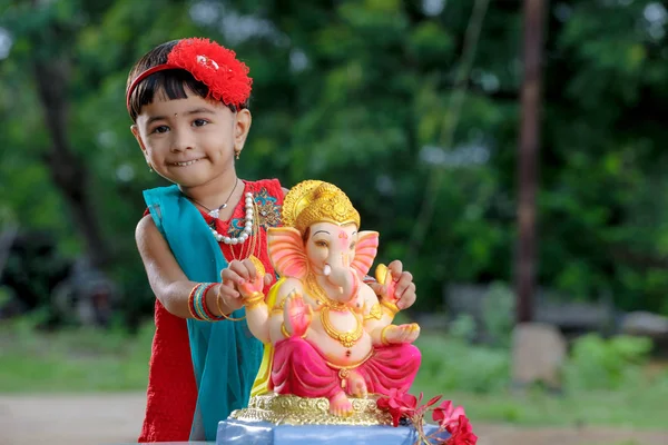 Lite Indisk Flicka Barn Med Lord Ganesha Och Bedjande Indisk — Stockfoto