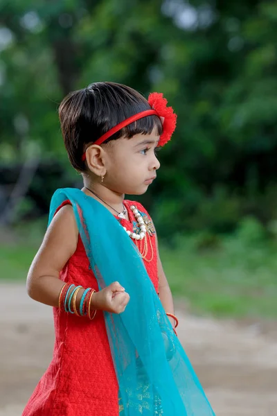 Χαριτωμένο Ινδική Κοριτσάκι Την Παραδοσιακή Ένδυση — Φωτογραφία Αρχείου