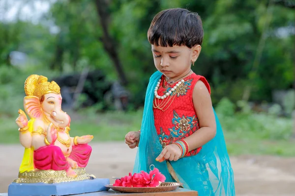 Indiase Meisje Kind Met Lord Ganesha Bidden Indiase Ganesh Festival — Stockfoto