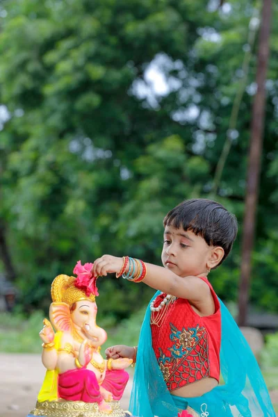 Indiase Meisje Kind Met Lord Ganesha Bidden Indiase Ganesh Festival — Stockfoto
