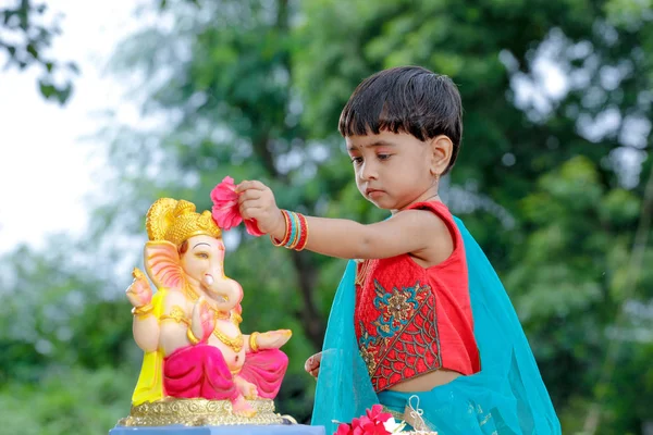 Lite Indisk Flicka Barn Med Lord Ganesha Och Bedjande Indisk — Stockfoto