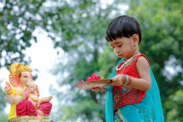 印度格涅沙节与甘妮莎勋爵和祈祷的小印度女孩儿童 — 图库照片