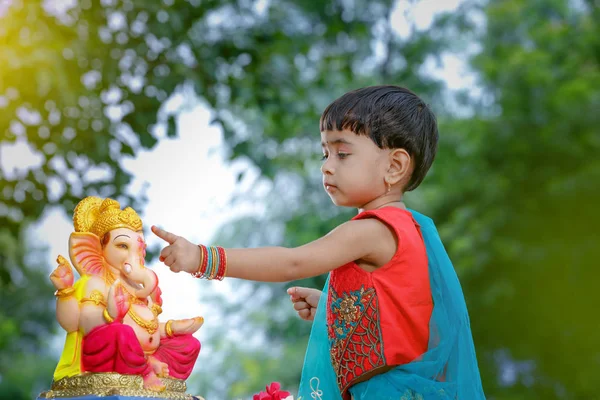 Kleine Inderin Kind Mit Lord Ganesha Und Beten Indische Ganesh — Stockfoto