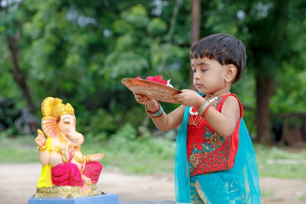 Filho Indiazinha Com Lorde Ganesha Rezando Indiano Ganesh Festival — Fotografia de Stock