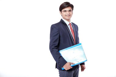 Belge dosyası beyaz arka plan üzerinde tutan genç Hintli işadamı