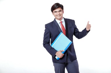 Belge dosyası beyaz arka plan üzerinde tutan genç Hintli işadamı