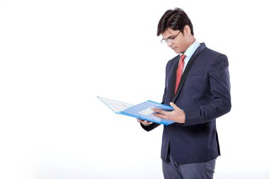 Belge dosyası beyaz arka plan üzerinde tutan genç Hintli işadamı